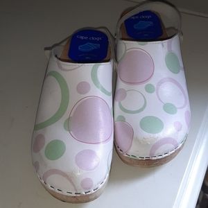 Cape clogs